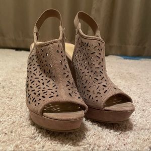 Chinese Laundry eyelet wedges